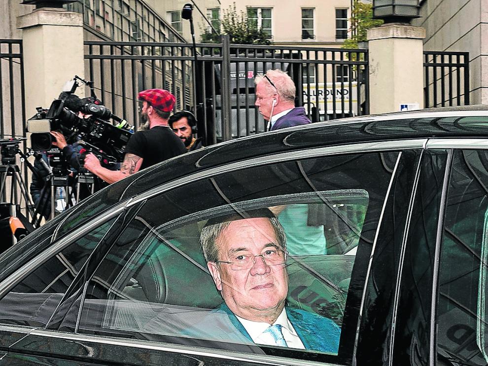 El aspirante conservador, Armin Laschet, se marcha tras ofrecer ayer una rueda de prensa.