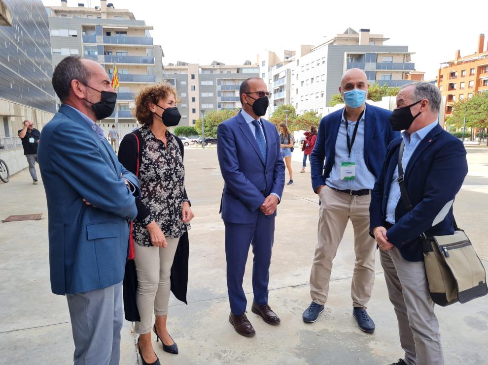 El consejero Felipe Faci, en el centro de la foto, antes de la inauguración de la Feria de Teatro en Huesca.