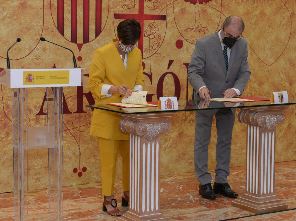 La ministra Isabel Rodríguez y el presidente de la DGA, Javier Lambán, durante la firma del convenio en el Banco de España el pasado julio.