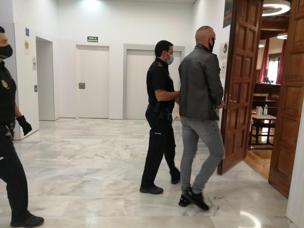El acusado, este martes, en el momento de entrar a la sala de vistas de la Audiencia de Teruel.