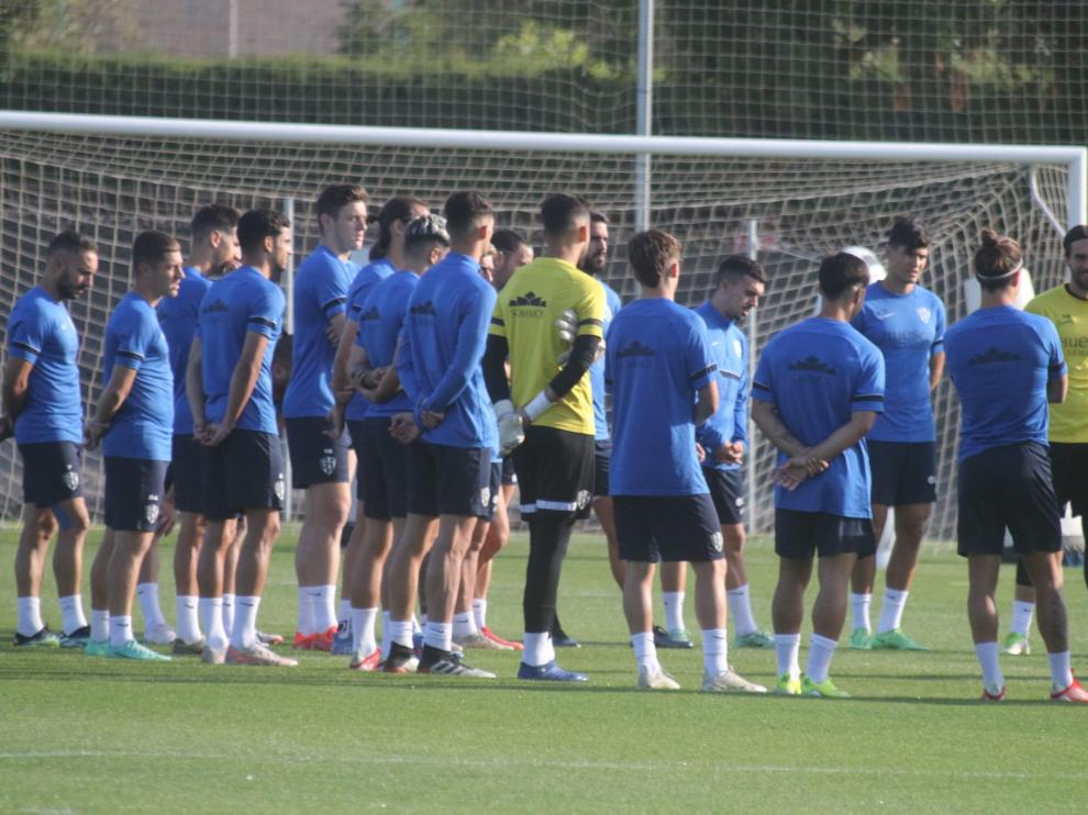 Los jugadores de la SD Huesca, durante la charla previa al inicio del entrenamiento de este martes.