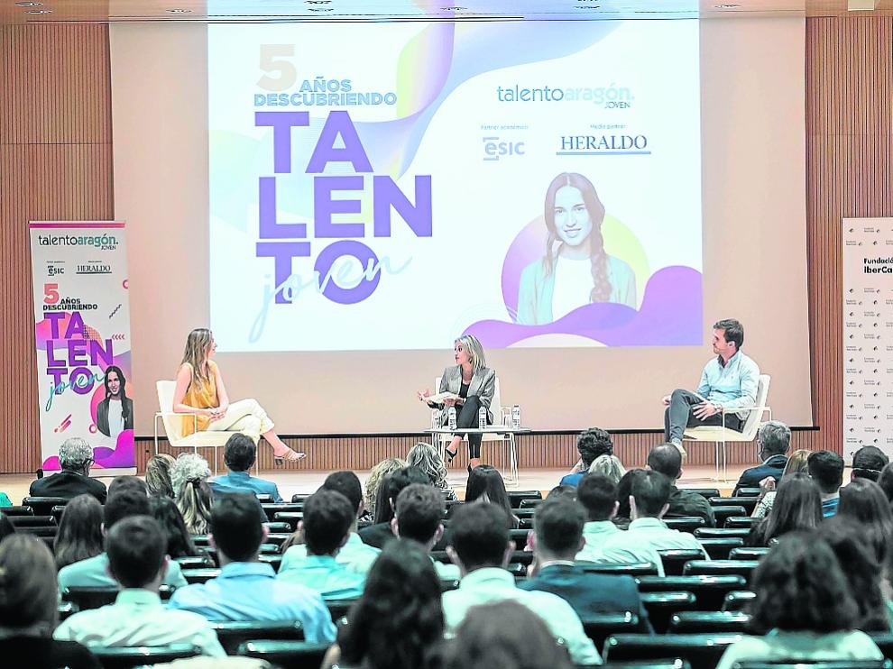 Mar Escobedo, la moderadora Raquel Fuertes y Carlos Paúl