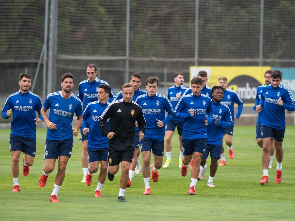 Panorámica de la plantilla del Zaragoza en un entrenamiento en la Ciudad Deportiva.