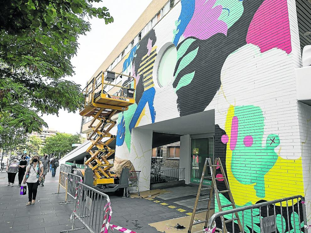 Proceso de creación del gran mural que plasman los artistas en la fachada del Infantil