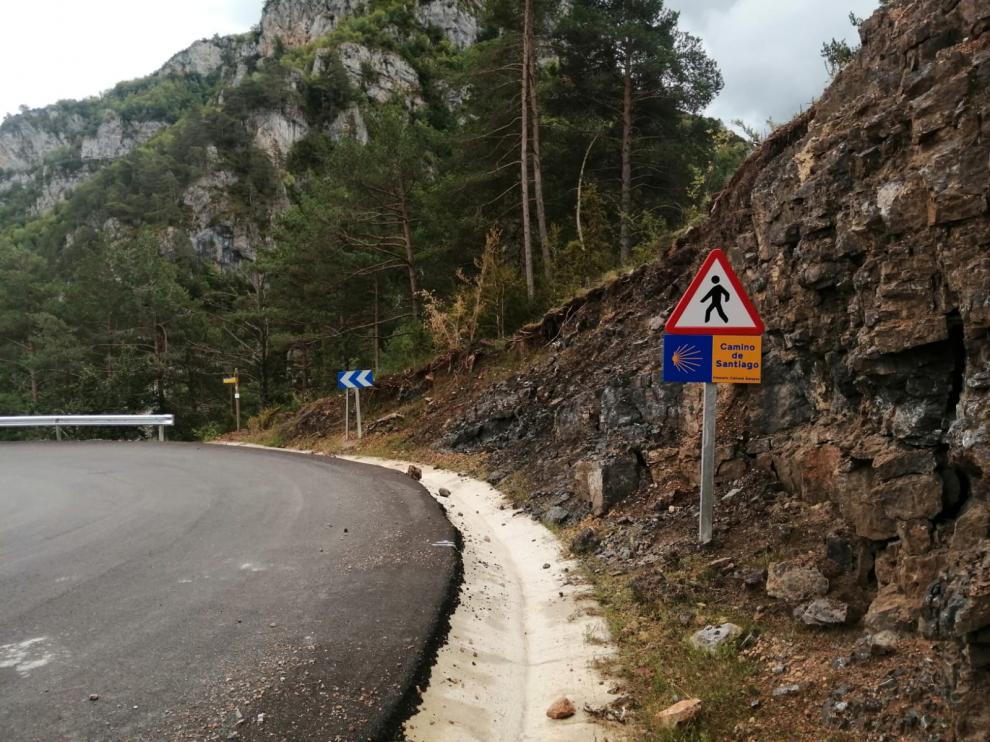 Una de las señales colocadas por la DPH en cruces de carreteras con el Camino de Santiago.