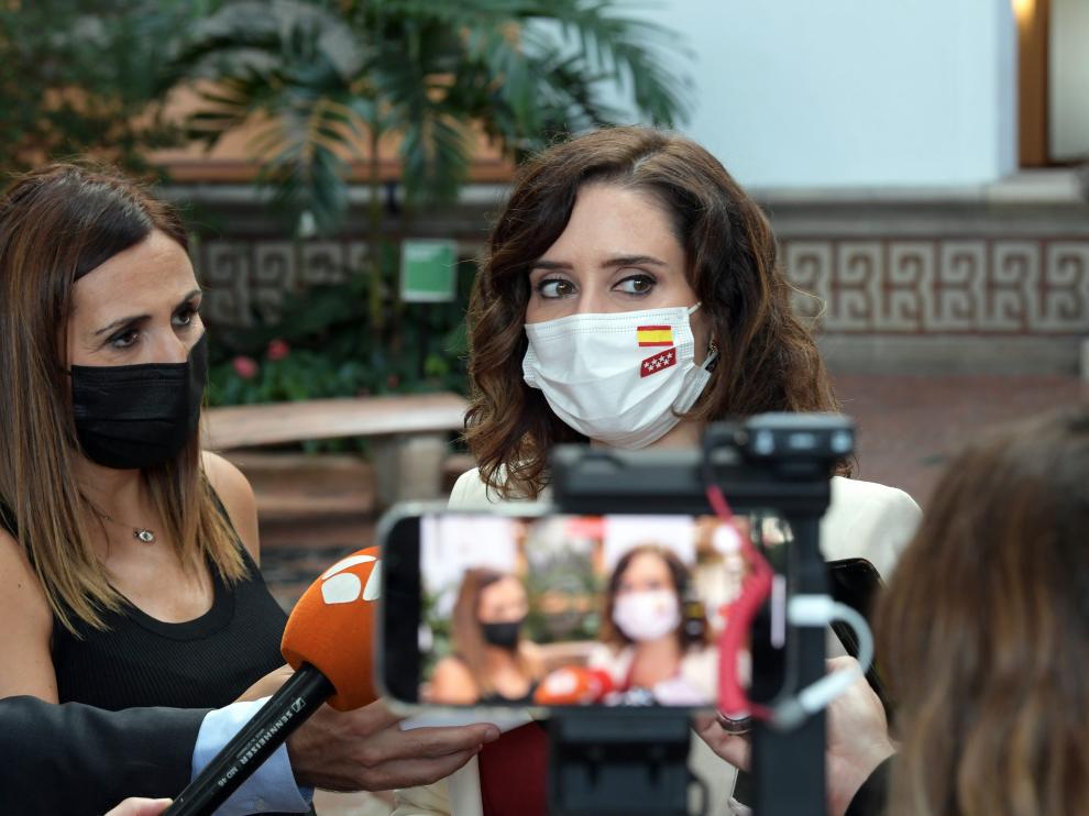 Ayuso atiende a los medios españoles en su viaje a Estados Unidos.
