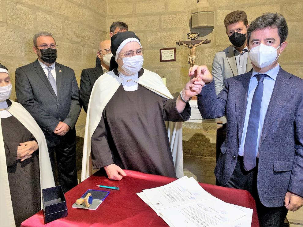 El alcalde de Huesca entrega a la priora del convento de las Miguelas el simbólico céntimo.