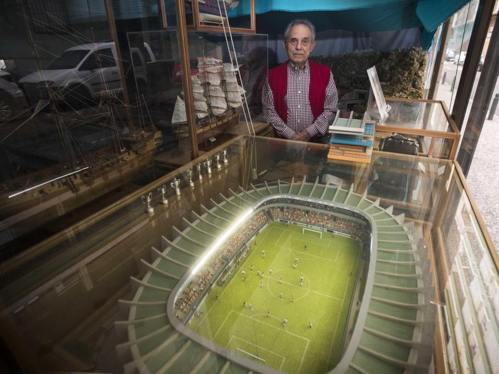 Evelio Gracia, junto a la maqueta de estadio del Parque de los Príncipes, que elaboró para recrear el gol de Nayim.