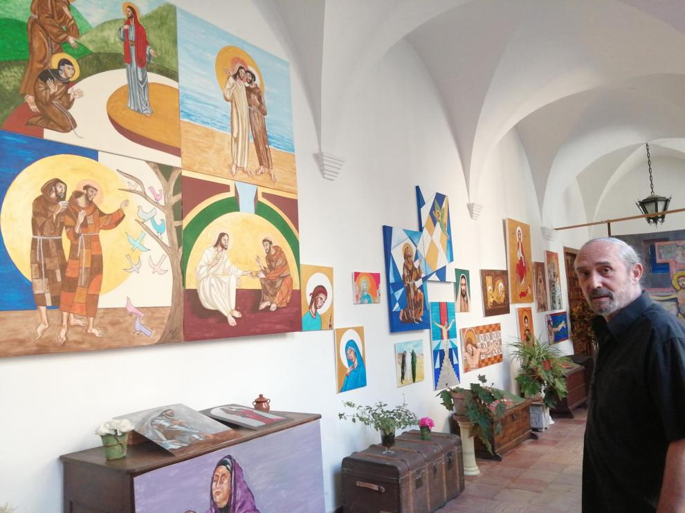 El fraile franciscano Alfredo Colás, ante alguno de los cuadros que ha pintado en los últimos meses.