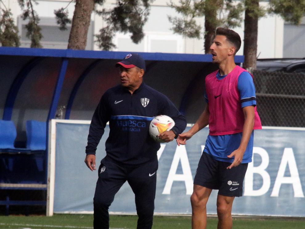 Juan Carlos, ante Ambriz, durante el entrenamiento de este miércoles.