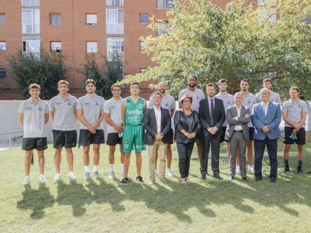 Los jugadores, técnicos, dirigentes y patrocinadores del Levitec Huesca La Magia.