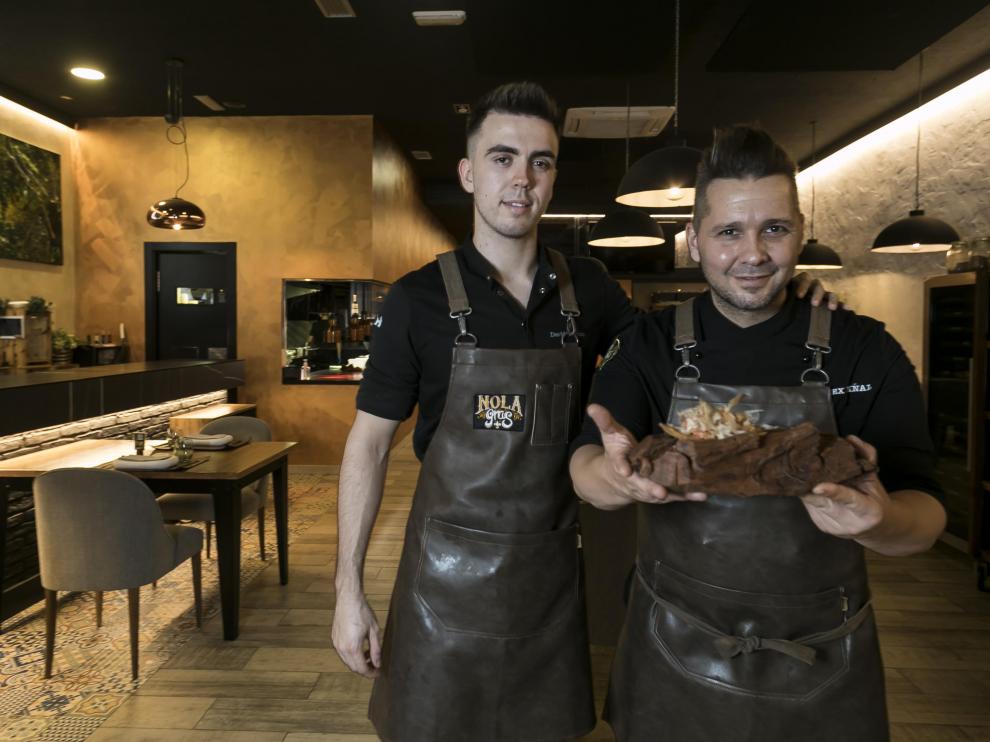 Los cocineros Alex Viñal y David Lorente, del restaurante Nola Gras, con la versión casera de su tapa ganadora.