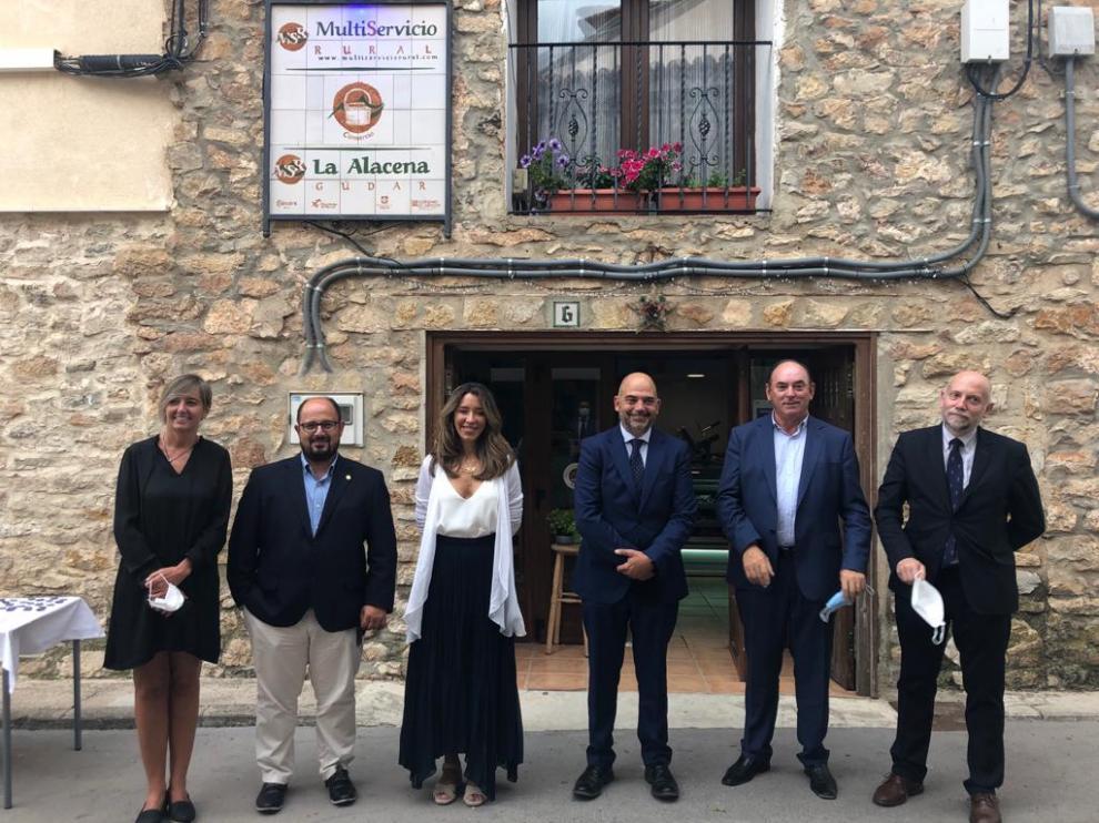 La secretaria de Estado de Comercio, Xiana Méndez -tercera por la izquierda-, en su reciente visita al multiservicio de Gúdar