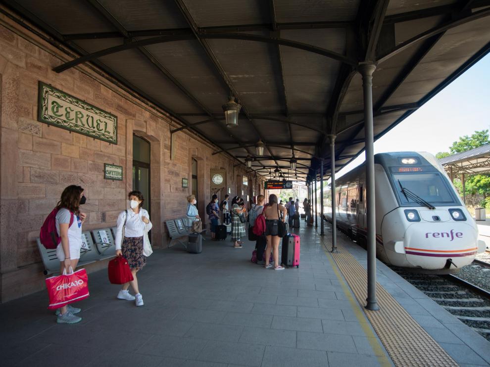 Un tren llega a la estación de Teruel procedente de Valencia.