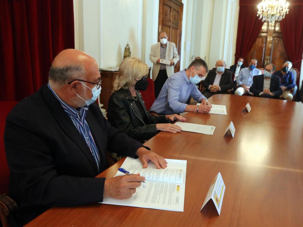 El presidente de Seiasa firmó el convenio en Huesca con las comunidades de regantes.