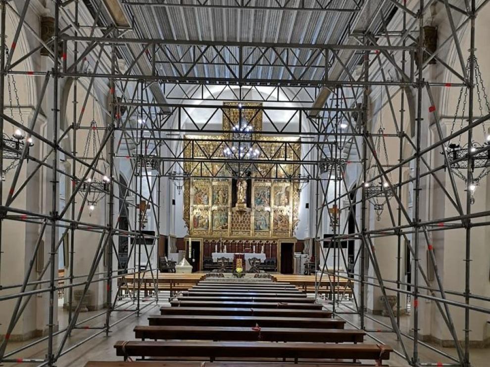 La iglesia de Binéfar lleva 15 años con andamios por un desprendimiento que hubo en la bóveda.