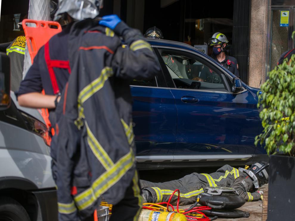Los bomberos trabajan para atender a los heridos del accidente.