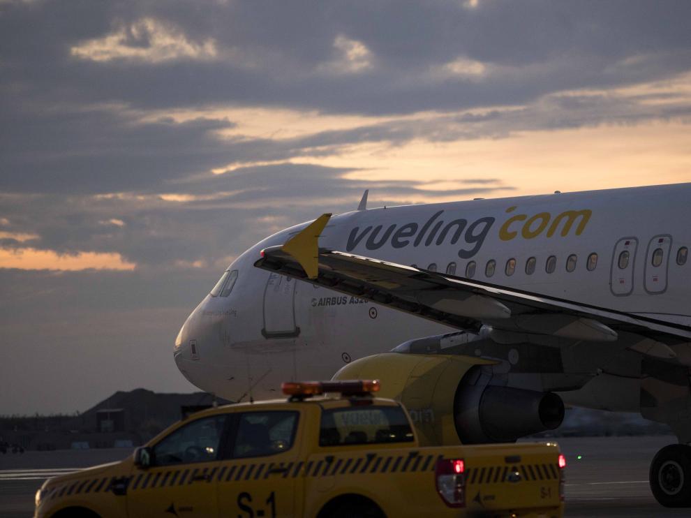 Un avión de la compañía de bajo coste Vueling, en el aeropuerto de Zaragoza