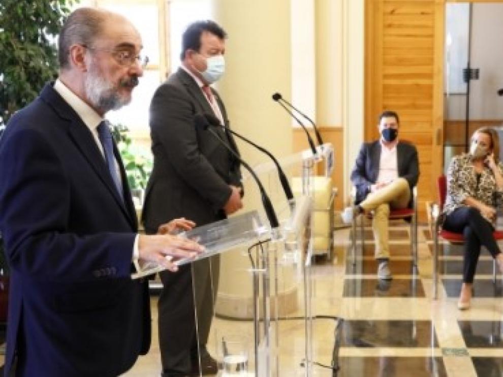 Lambán y Luis Zubieta, este jueves, en el edificio Pignatelli.
