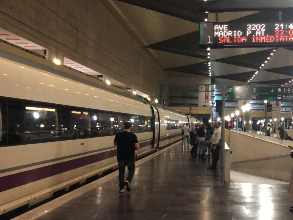 Algunos viajeros del AVE bajaron del convoy a la espera de reanudar el viaje