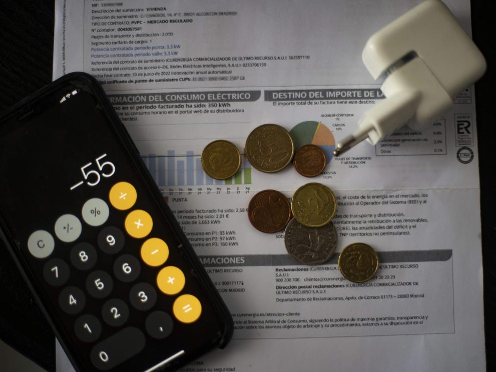 Factura de la luz y calculadora.