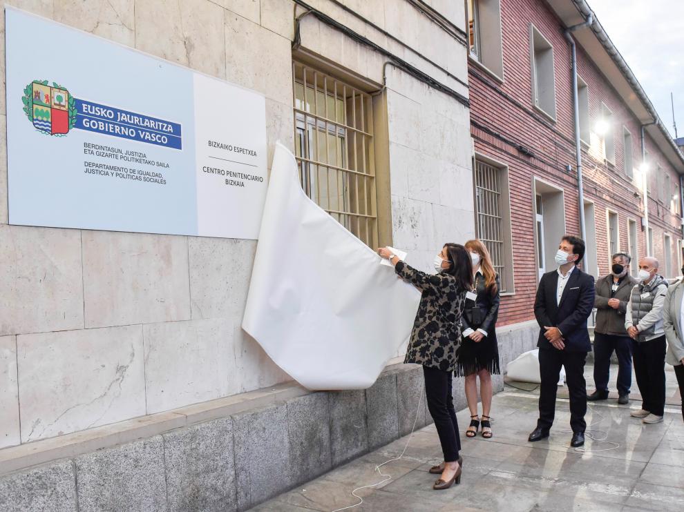 La consejera de Justicia del Gobierno Vasco, Beatriz Artolazabal, en la prisión vizcaína de Basauri