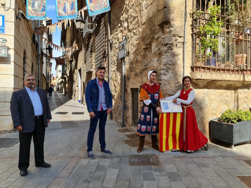 Viso, Domingo y los actores que dan vida a Isabel y Diego -caracterizados para la ocasión-, junto a un atril QR sobre la fiesta.