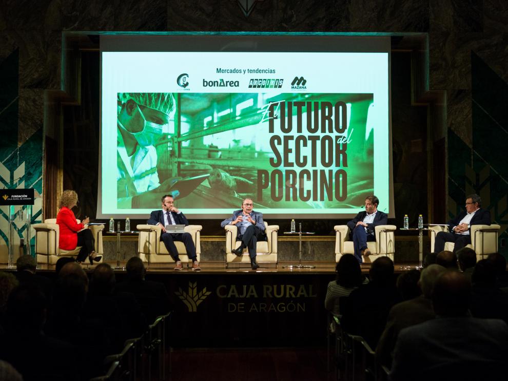 De izquierda a derecha: Chus García, Eduardo Costa, Vicente Brieba, Juan José Molés y Manuel Mazana en uno de los instantes de la mesa debate.