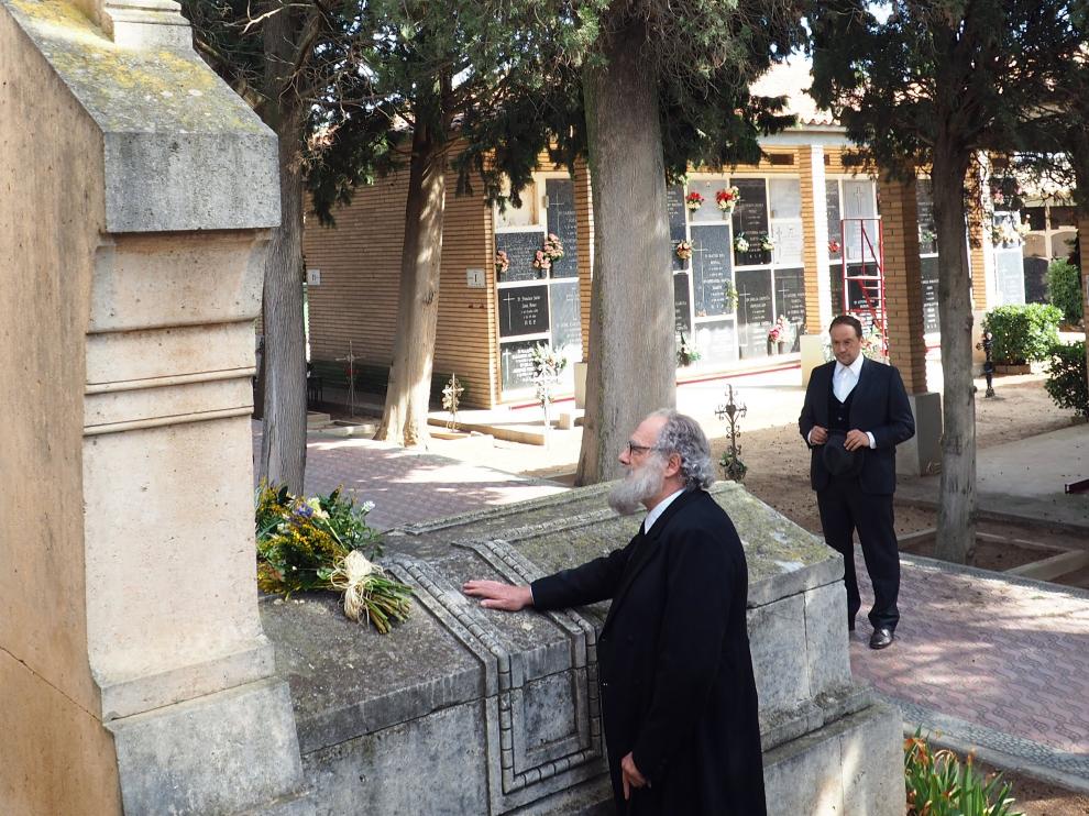 Recreación de la última visita que realizó Francisco Pradilla a la tumba de sus padres.