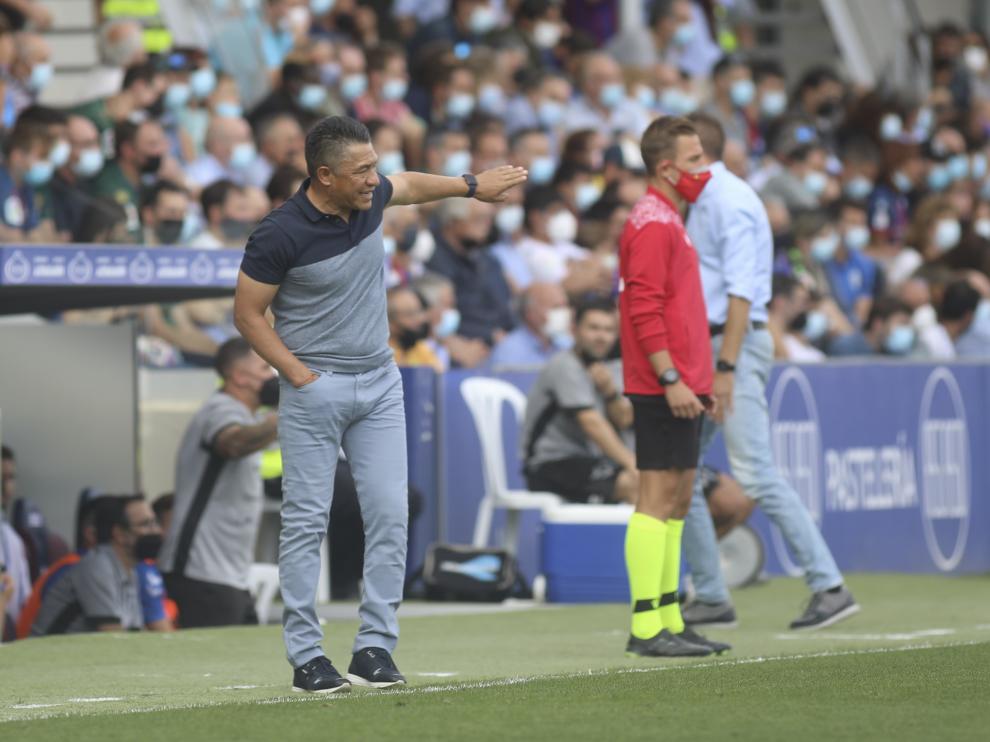 Ambriz da indicaciones a los jugadores de la SD Huesca durante el encuentro con el Tenerife.