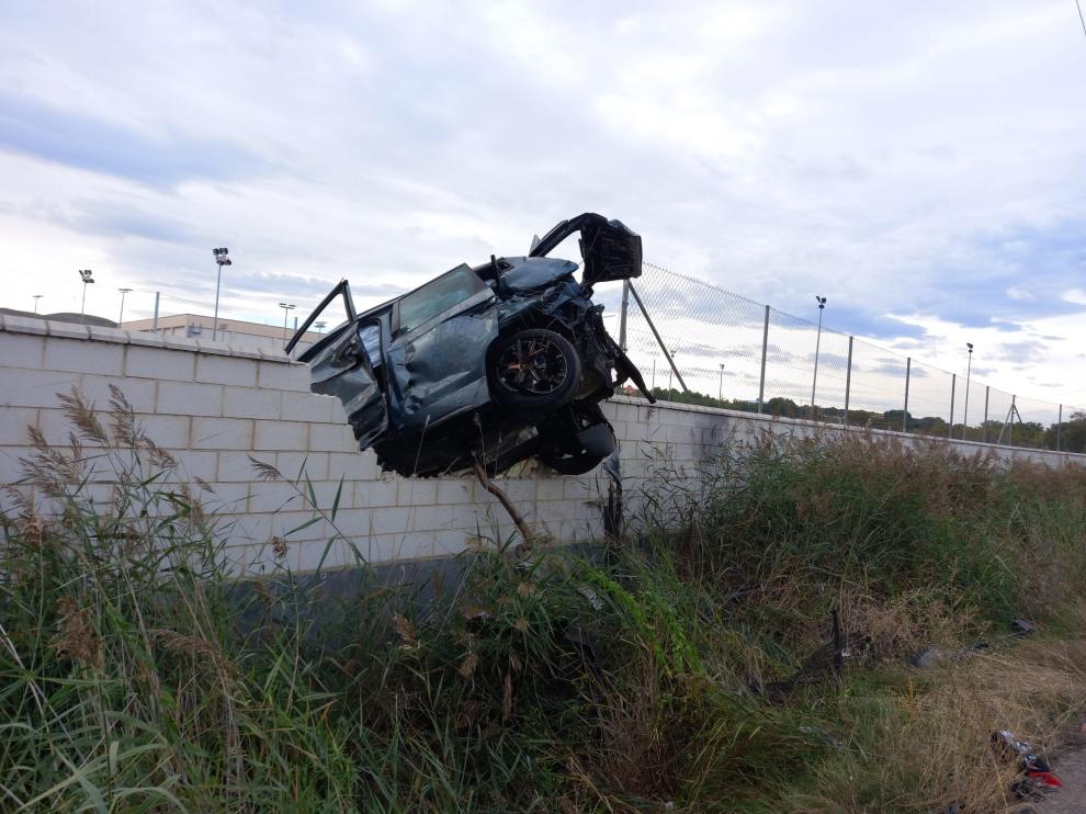 El coche siniestrado acabó encima de la tapia del recinto deportivo de Calatayud.