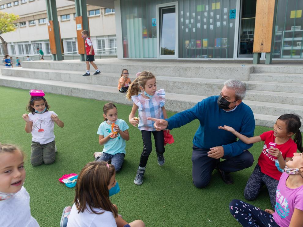 El director de Marianistas, José Luis Andrés Laguna, junto al alumnado en uno de los patios del colegio