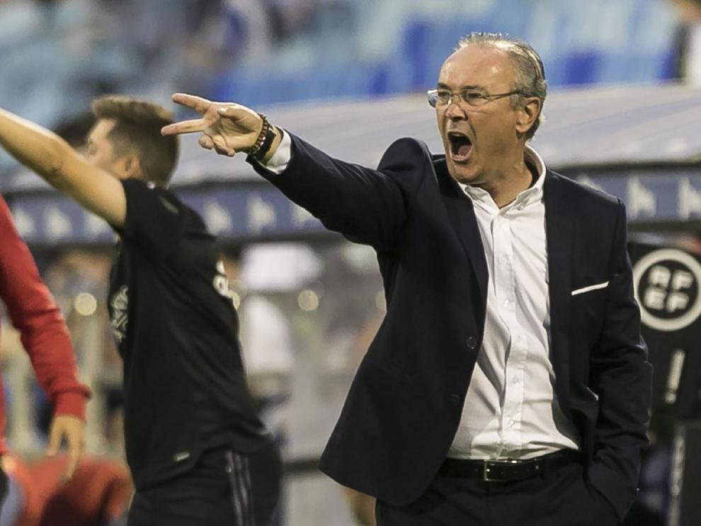 Juan Ignacio Martínez, en una fase de reordenación del equipo, da órdenes en voz alta desde la banda.