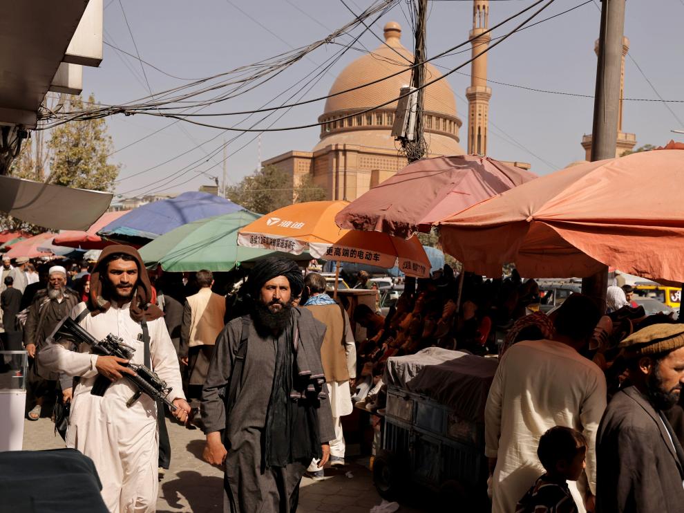 Control de soldados talibanes en un mercado céntrico de Kabul.