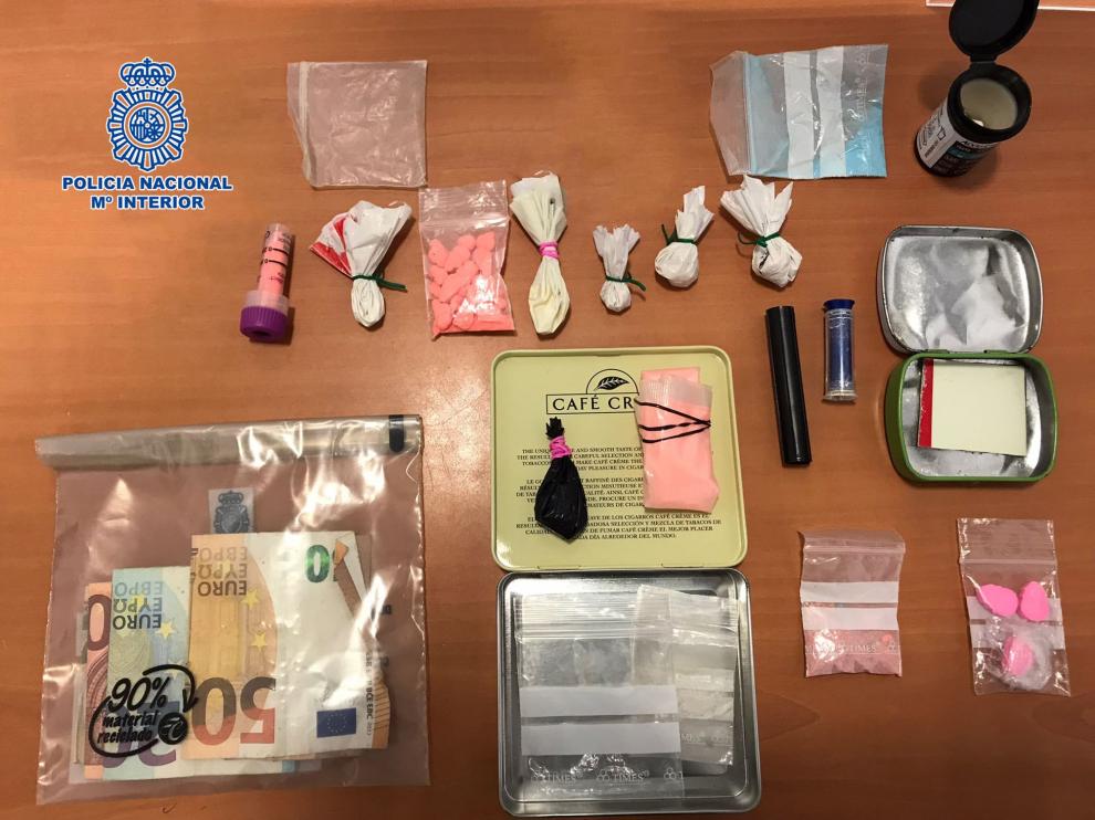 Drogas y dinero incautados a la joven detenida en el Casco Histórico de Zaragoza.