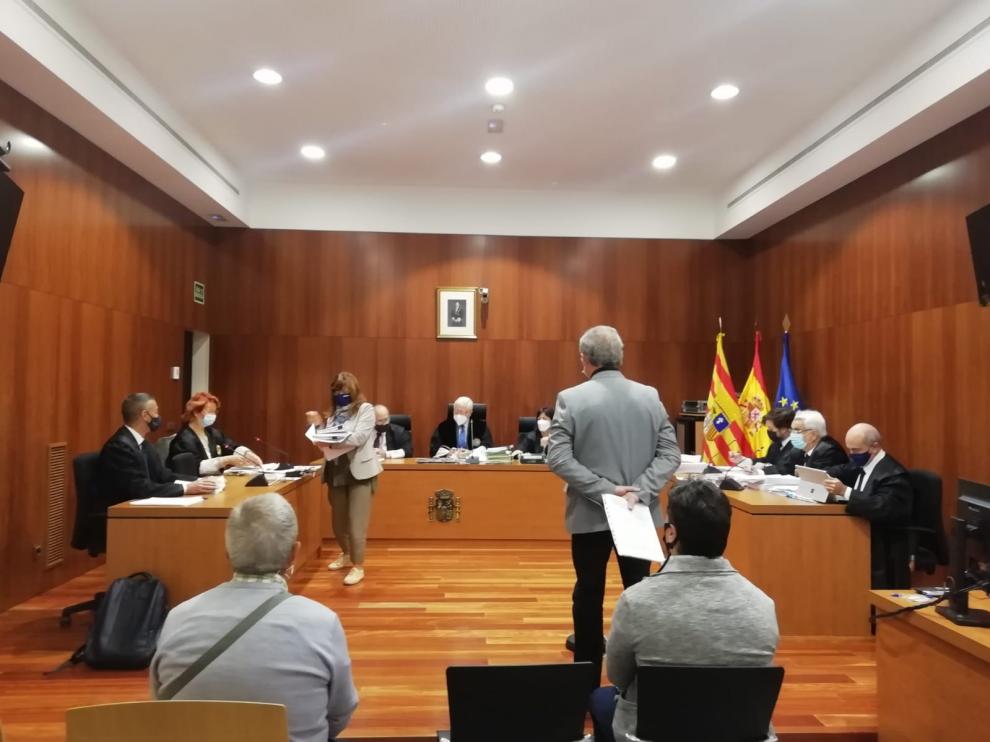 El alcalde, José María Castejón, de pie en el estrado. Detrás de él, sentado, el exsecretario judicial.