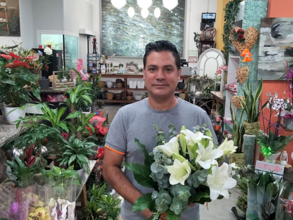 Rubén Cebollero, presidente de la Asociación de Empresarios Floristas de Aragon, con un ramo de liliums.