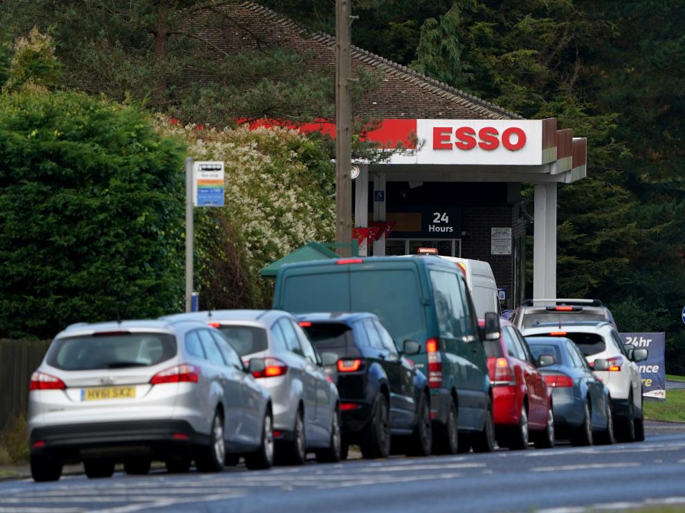 Los militares británicos distribuyen gasolina para paliar el desabastecimiento