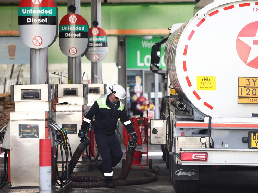 Los militares británicos distribuyen gasolina para paliar el desabastecimiento