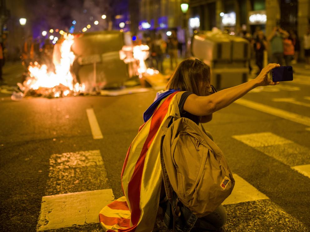 Una manifestante, el pasado domingo, en las calles de Barcelona.