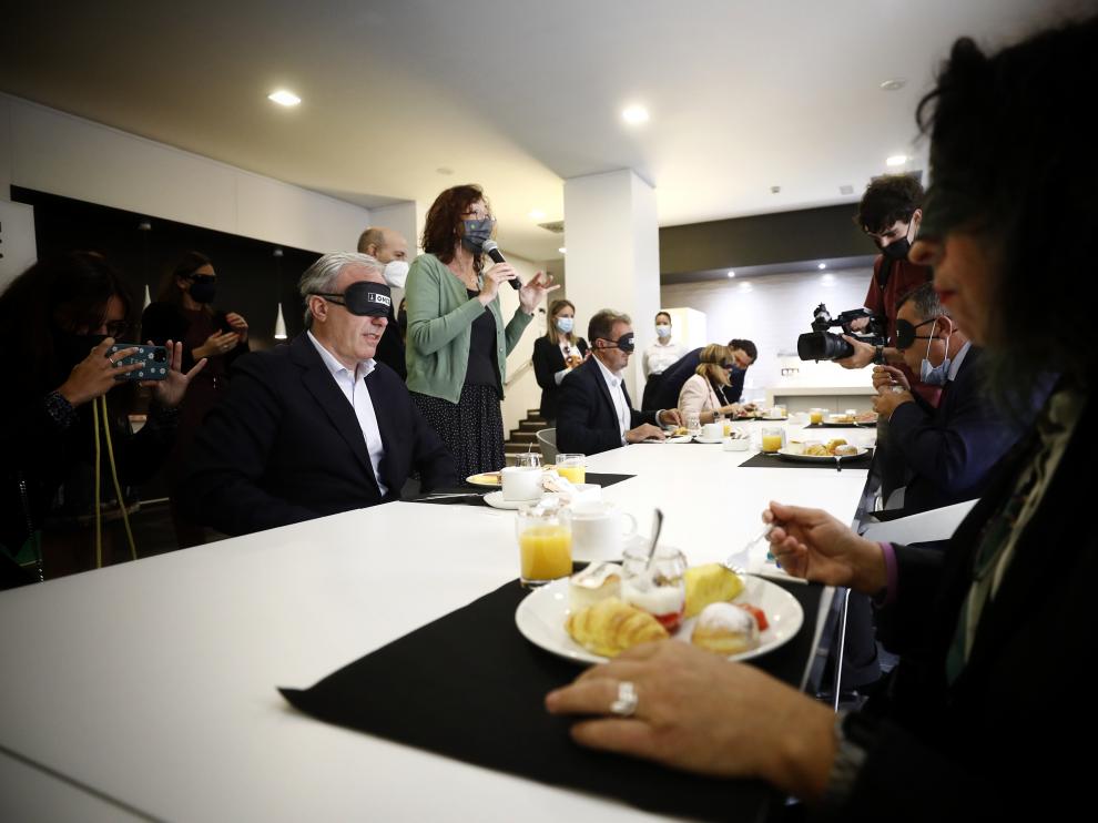 Un desayuno a ciegas abre las actividades de la Semana de la ONCE en Aragón