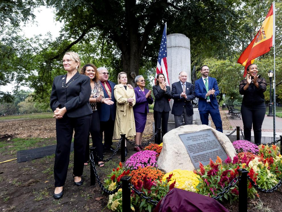 Inauguración de la placa en el parque de Fort Green