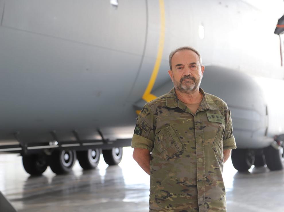 El coronel Francisco Lanza, jefe de la Unidad de Verificación Española (UVE), que organiza el evento en la Base de Zaragoza y el Regimiento de Pavía para mostrar el armamento a los países de la OSCE.