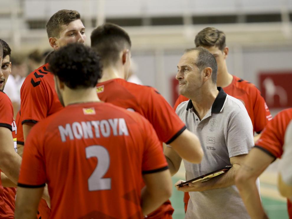 Nolasco, técnico del Bada Huesca, se dirige a sus jugadores.