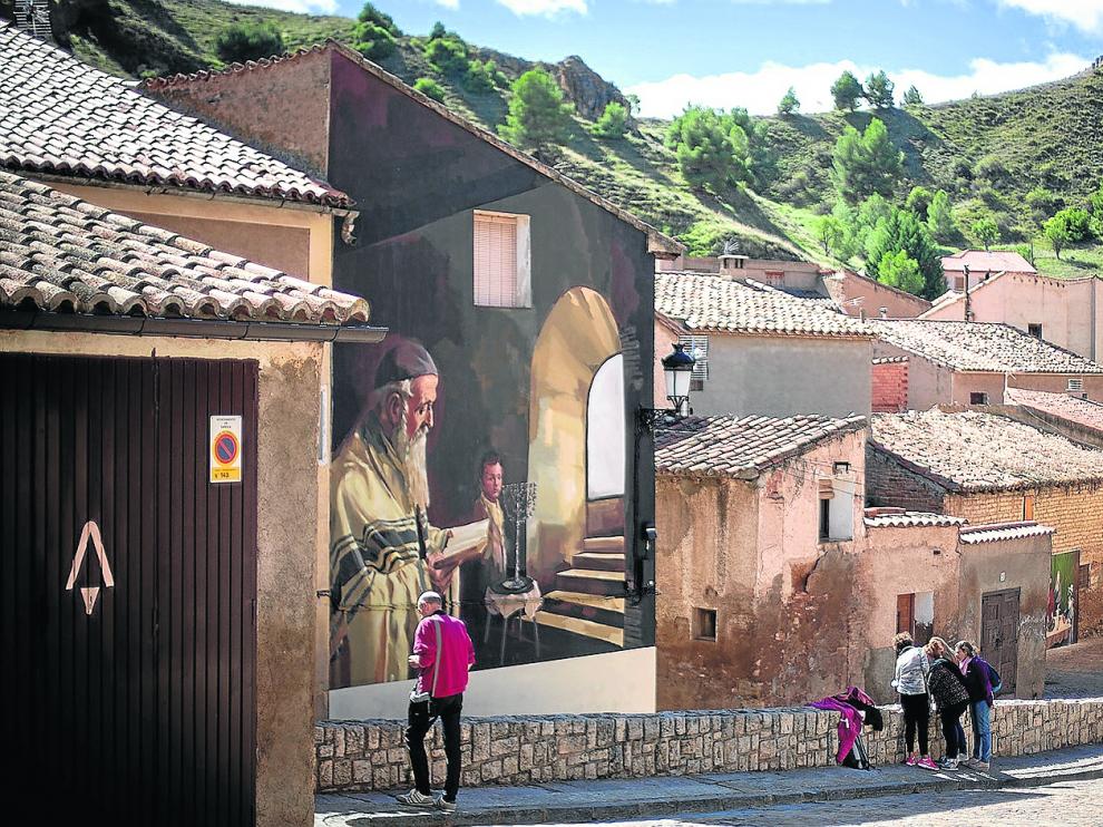 Uno de los murales, representando a un rabino en oración, pintados en la judería de Daroca