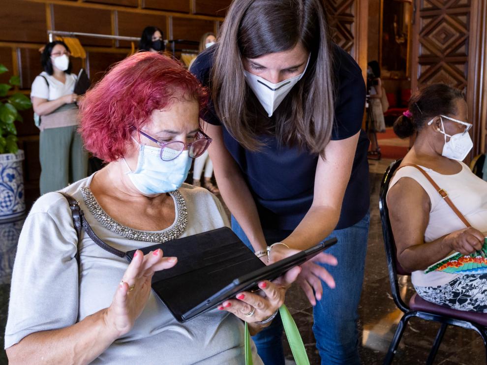 Una de las usuarias de las tablets del programa ‘Nos Gusta Hablar también online'.