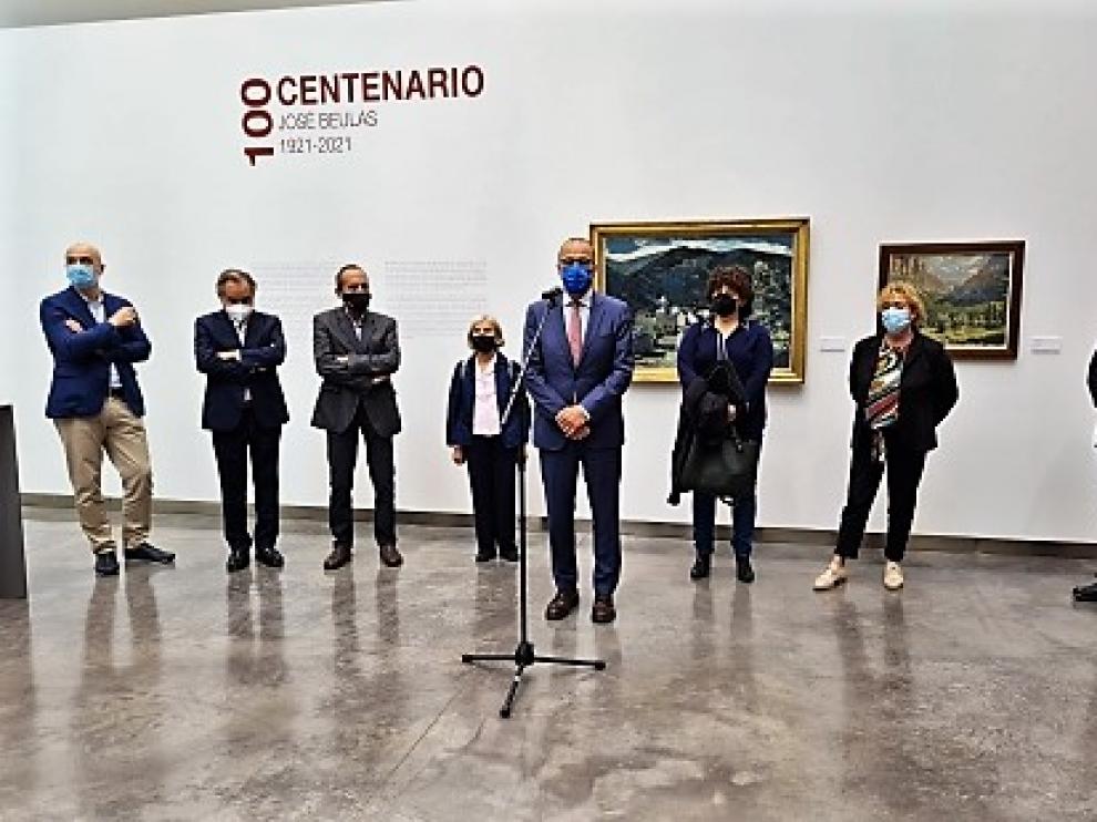 Autoridades e invitados en el acto de inauguración de la exposición del centenario de Beulas en el CDAN.
