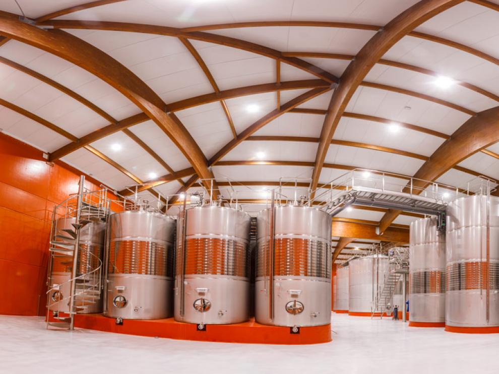 Alberga 132 depósitos de acero inoxidable con una capacidad para más de 9 millones de litros de vino