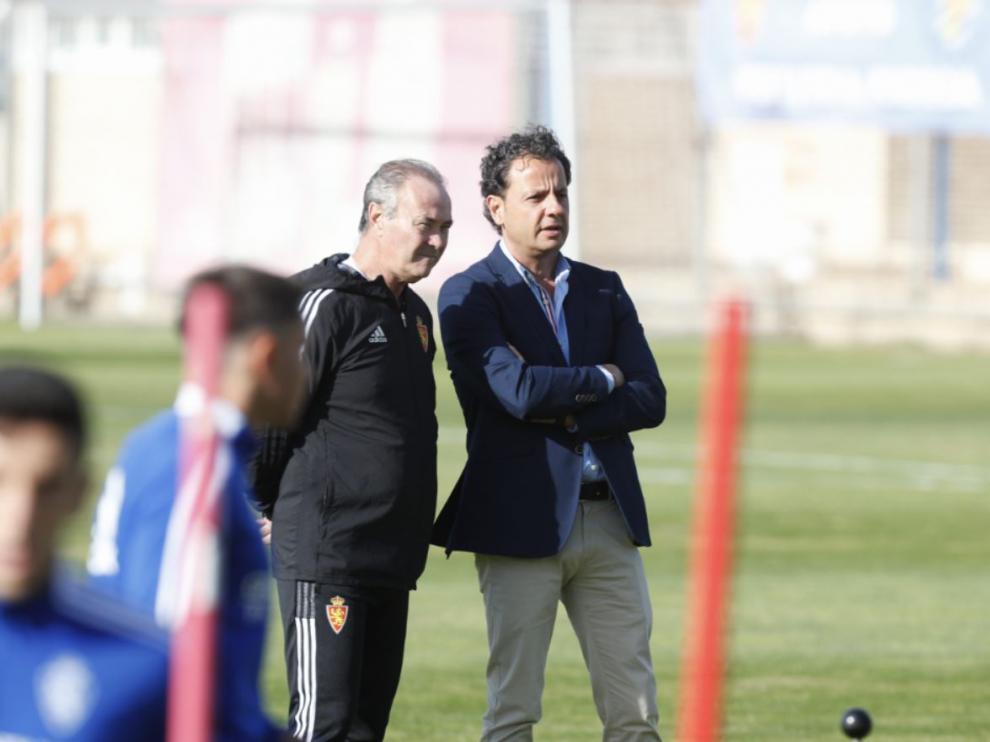 Juan Ignacio Martínez 'Jim', el entrenador del Real Zaragoza, charla con el jefe médico del club, Ireneo de los Mártires, al inicio del entrenamiento de este miércoles.