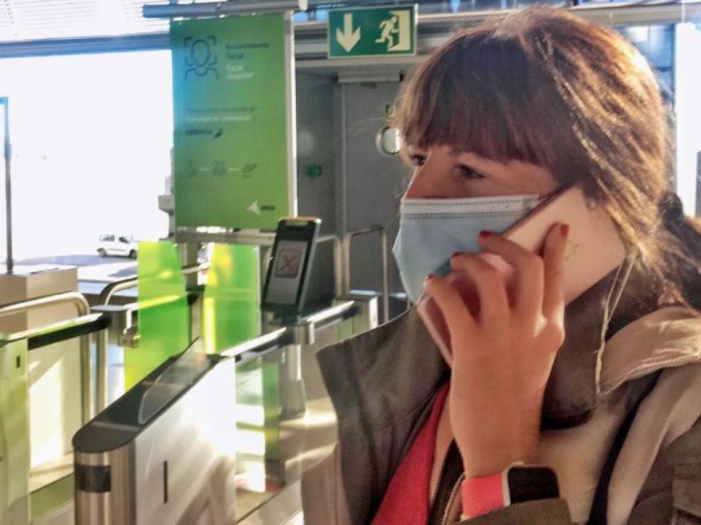 Mavi Doñate, en el aeropuerto con destino a París.